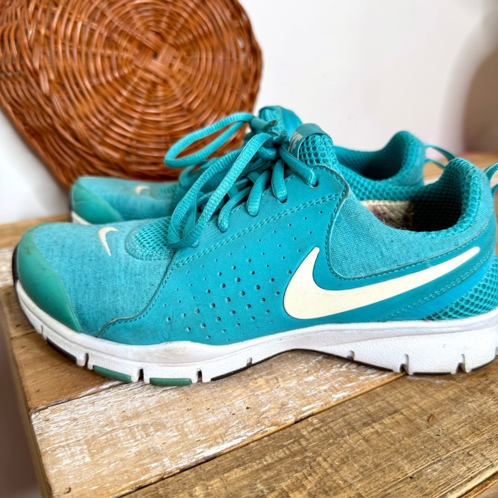 Nike Turquoise Running Shoes with White Swoosh Size 6 Women’s - Picture 8 of 16